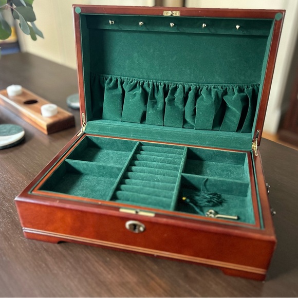Wood and Velvet Jewelry Box - Key included! - Picture 3 of 5